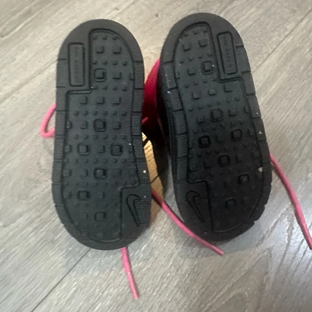 Toddler girls Nike snow boots! Size 8 like new! - Picture 4 of 5